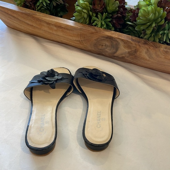Chanel Black Camellia Embellished Leather Slide sandal shoes Size 39 - Picture 5 of 11